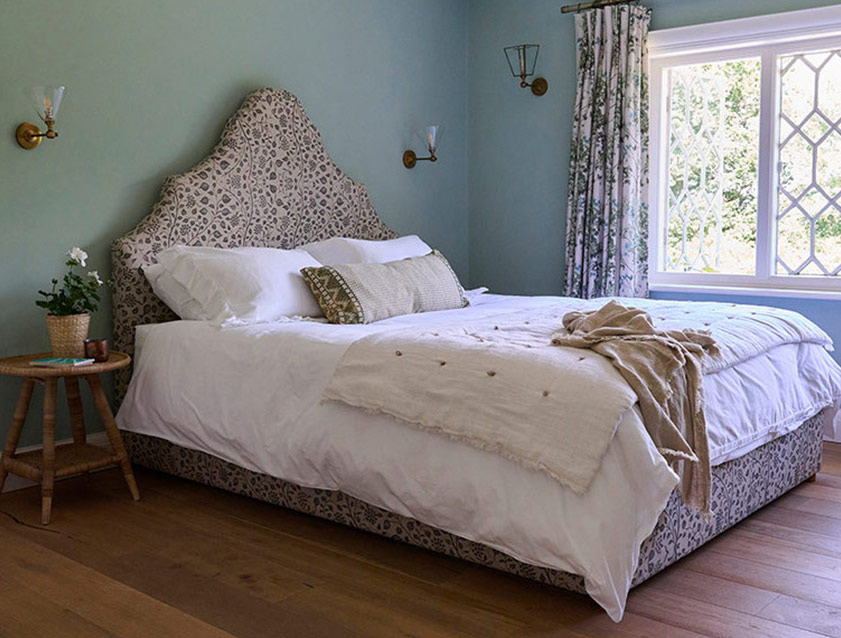 Gothic king bed in Spill Resistant RHS Gertrude Jekyll Trailing Vine Brown